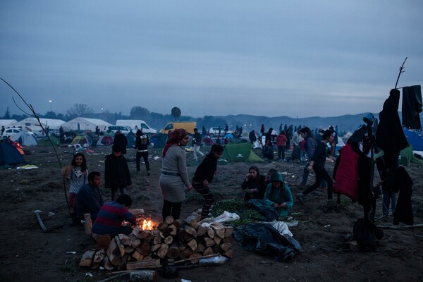 Εκτός ελέγχου η κατάσταση στην Ειδομένη- Απελπισμένοι οι πρόσφυγες πιάνονται μέχρι και στα χέρια