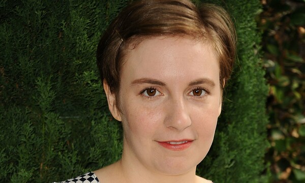 Η Lena Dunham τα «έχωσε» σε ισπανικό περιοδικό που ρετουσάρισε φωτογραφία της