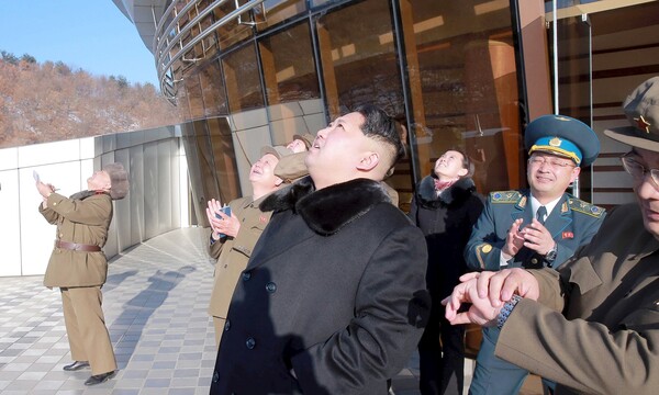 Η Β. Κορέα ανακοίνωσε πως ο πύραυλος έθεσε σε τροχιά τον πρώτο της δορυφόρο - Διεθνείς αντιδράσεις