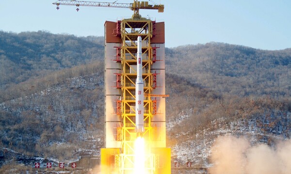 Η Β. Κορέα ανακοίνωσε πως ο πύραυλος έθεσε σε τροχιά τον πρώτο της δορυφόρο - Διεθνείς αντιδράσεις