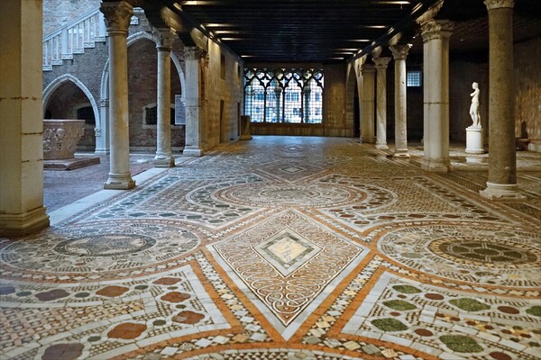 Μέσα στο παλάτσο Σάντα Σοφία, τον Χρυσό Οίκο της Βενετίας