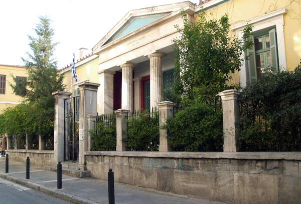 O γύρος της Αθήνας μέσα από τα ιστορικά κτίριά της