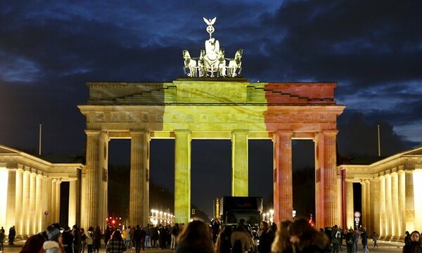 Ο Πύργος του Άιφελ και μνημεία σε όλη την Ευρώπη φωτίζονται στα χρώματα του Βελγίου
