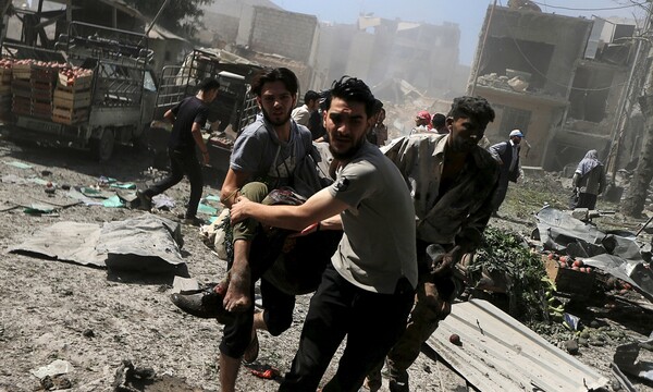 Συριακό Παρατηρητήριο: Δεκάδες νεκροί από βομβαρδισμούς στη βόρεια Συρία - Ανάμεσα τους γυναίκες και παιδιά