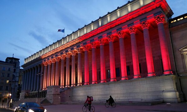 Ο Πύργος του Άιφελ και μνημεία σε όλη την Ευρώπη φωτίζονται στα χρώματα του Βελγίου