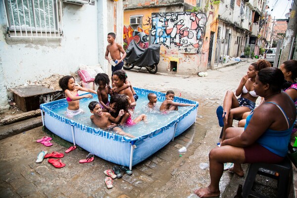 Χαρά και λύπη στις φαβέλες του Ρίο ντε Τζανέιρο