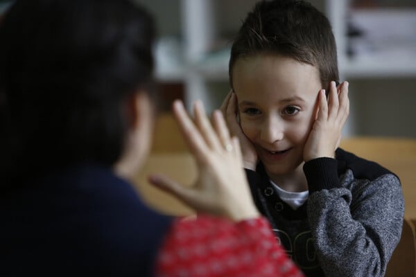 Μια ολόκληρη τάξη μαθητών δημοτικού έμαθε τη νοηματική γλώσσα για χατήρι ενός συμμαθητή τους