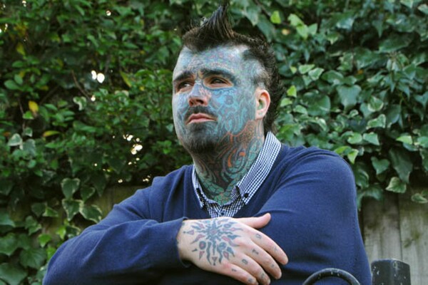 Ο άντρας που έκανε 36 τατουάζ ταυτόχρονα στο σώμα του