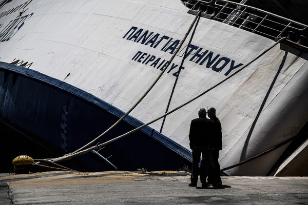 Μεγάλη επιχείρηση στον Πειραιά για "Παναγία Τήνου" - Νέες εντυπωσιακές φωτό και βιντεο από τη βύθιση