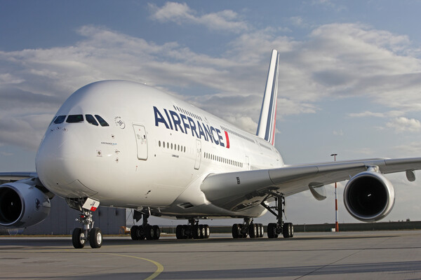 Γυναίκα προσπάθησε να ταξιδέψει με την Air France στο Παρίσι με ένα παιδί στην τσάντα της