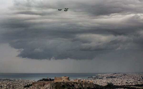 Γιατί πέταξαν μαχητικά πάνω από το κέντρο της Αθήνας