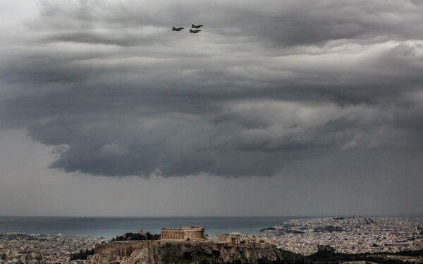 Γιατί πέταξαν μαχητικά πάνω από το κέντρο της Αθήνας