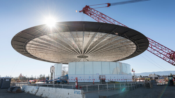 Η εντυπωσιακή κυκλική στέγη του αμφιθεάτρου του 'διαστημικού' αρχηγείου της Apple