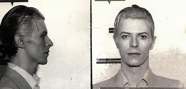 Το μοναδικό στιλ δεν εγκατέλειπε τον Bowie ακόμη κι όταν τον φωτογράφιζε το FBI
