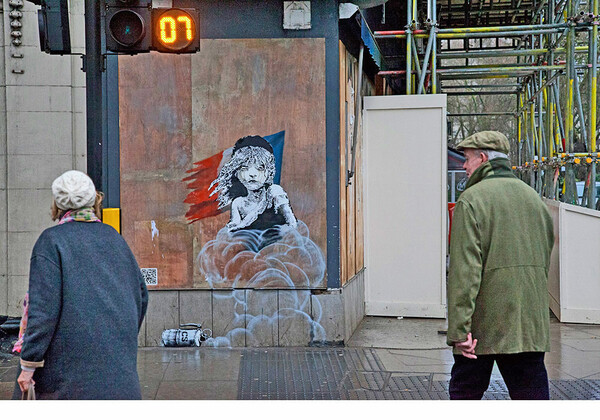 Νέο έργο του Banksy έκανε την εμφάνισή του, απέναντι από την Γαλλική πρεσβεία στο Λονδίνο