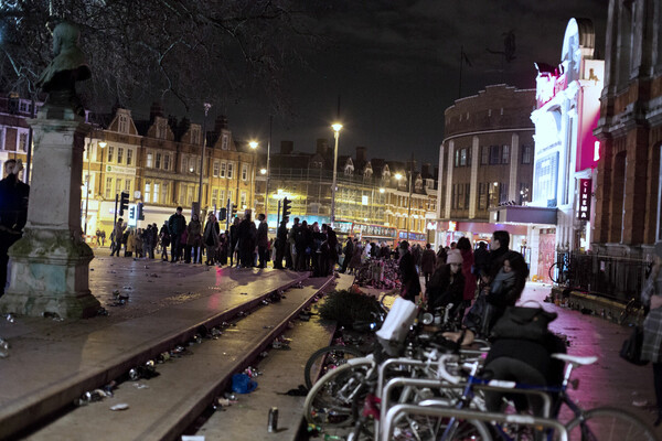 Ήμασταν εκεί: Στο ολονύχτιο πάρτι του Brixton που διοργανώθηκε για τον David Bowie