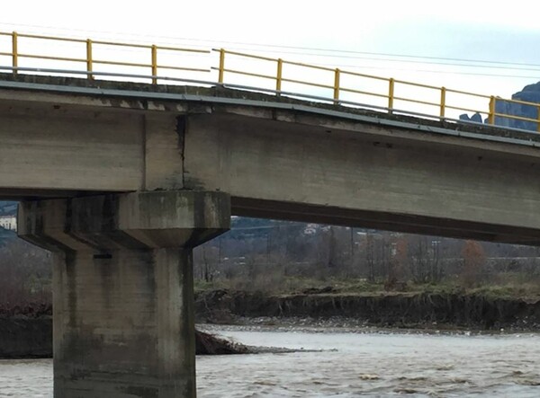 Νέες εικόνες από την καταστροφή της γέφυρας του Πηνειού