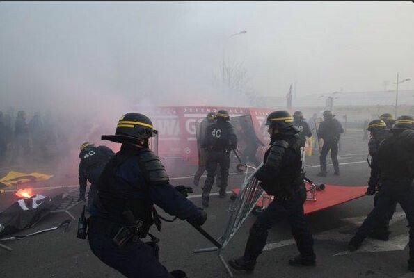 Άγρια επεισόδια στο Καλαί σε διαδήλωση ακροδεξιών- Συλλήψεις από την Αστυνομία