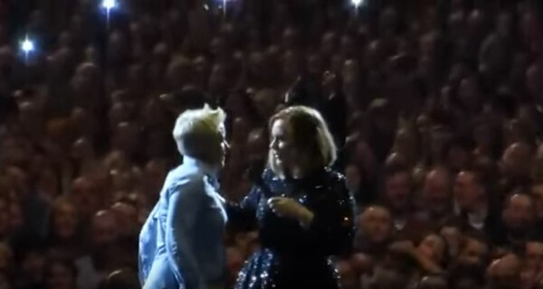 Η Adele βοήθησε σε μια απίστευτη πρόταση γάμου που έγινε από τη σκηνή της συναυλίας της