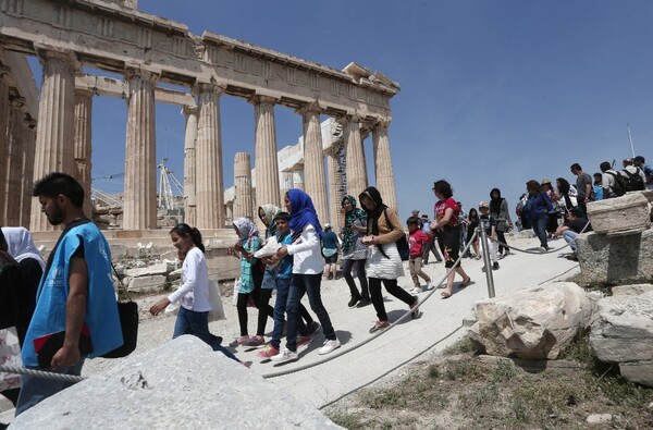 Για όσους ενοχλήθηκαν απ' τη δωρεάν ξενάγηση των προσφύγων στην Ακρόπολη