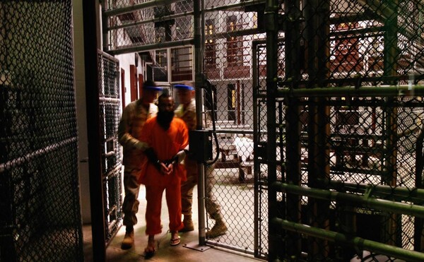 Aποκάλυψη Guardian: H CIA φωτογράφιζε γυμνούς τους κρατούμενούς της πριν τους στείλει για βασανιστήρια