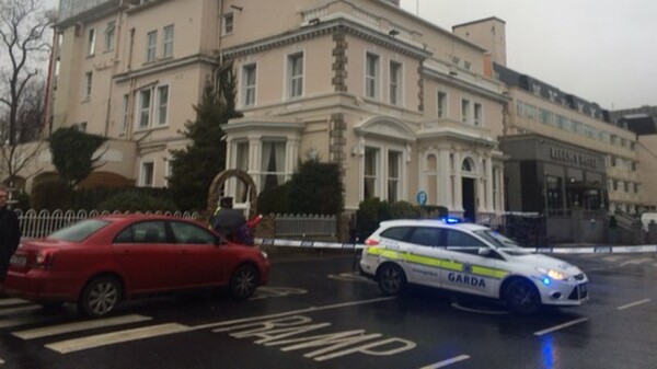Ένοπλοι πυροβόλησαν φιλάθλους σε ξενοδοχείο στο Δουβλίνο- Ένας νεκρός και τραυματίες