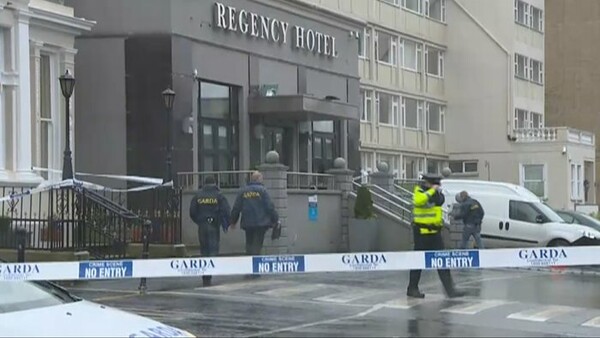 Ένοπλοι πυροβόλησαν φιλάθλους σε ξενοδοχείο στο Δουβλίνο- Ένας νεκρός και τραυματίες