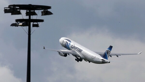 Φωτιά στο αεροσκάφος της Egypt Air λίγο πριν τη συντριβή
