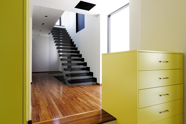 Αυτό το σπίτι στο Κεφαλάρι κρύβει design και χρώμα που δεν φαντάζεστε