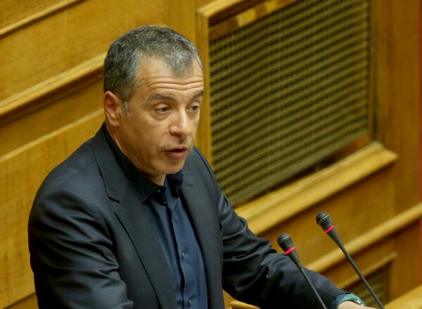 Θεοδωράκης: Η κυβέρνηση πλασαρίστηκε σαν το νερό του Καματερού