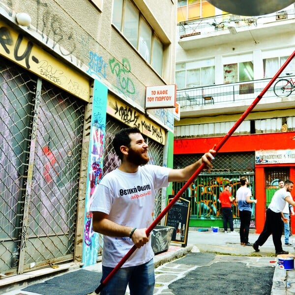 Χτες έγινε κάτι ωραίο στην πολύχρωμη οδό Πιττάκη, στο Μοναστηράκι