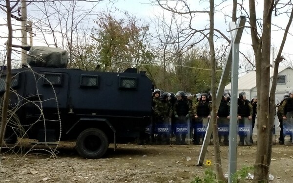 18 τραυματίες αστυνομικούς ανακοίνωσαν τα Σκόπια στα επεισόδια στα σύνορα