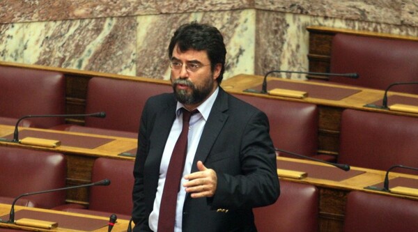 Άγνωστοι επιτέθηκαν και ξυλοκόπησαν το βουλευτή Βασίλη Οικονόμου στα Εξάρχεια