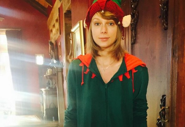 Η Taylor Swift ντύθηκε Ξωτικό των Χριστουγέννων