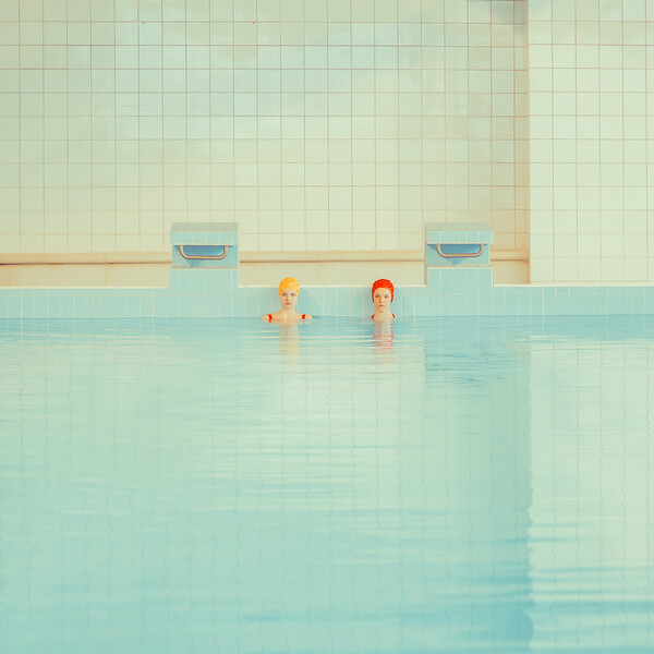Οι ήρεμες και σουρεαλιστικές φωτογραφίες λουομένων σε μια σλοβακική πισίνα