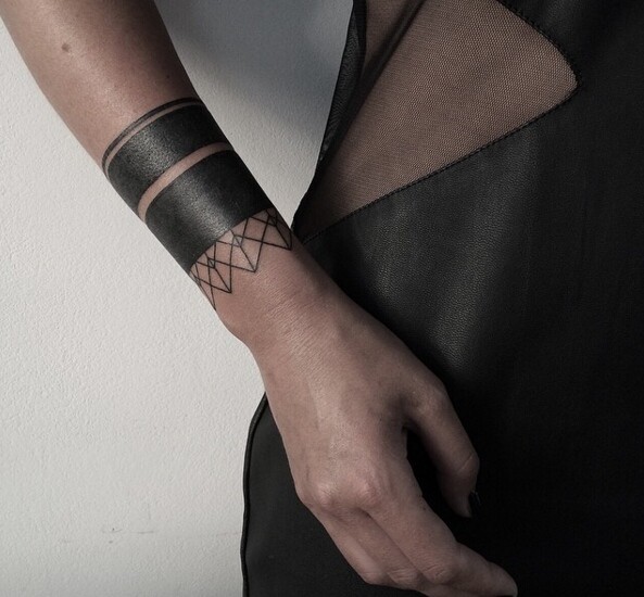 Blackout Tattoo: H πιο τολμηρή και σκοτεινή τάση στο τατουάζ