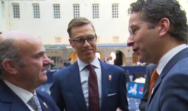 Στο Eurogroup έκαναν πηγαδάκι και συζητούσαν για τον Prince (βίντεο)