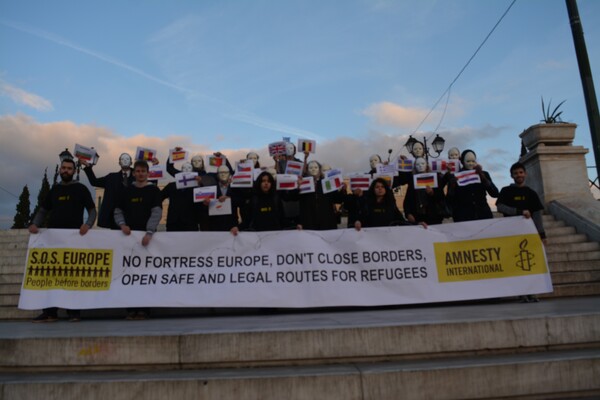 Εθελοντές της Διεθνούς Αμνηστίας διαμαρτυρήθηκαν για το δράμα των προσφύγων φορώντας λευκές μάσκες