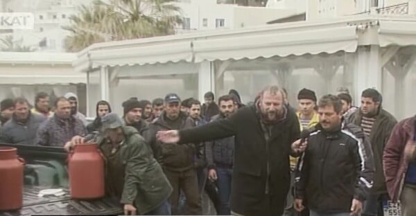 Δημοσιογράφος του ΣΚΑΙ δίνει το σύνθημα για να χυθεί το γάλα και τον καταγράφει η κάμερα