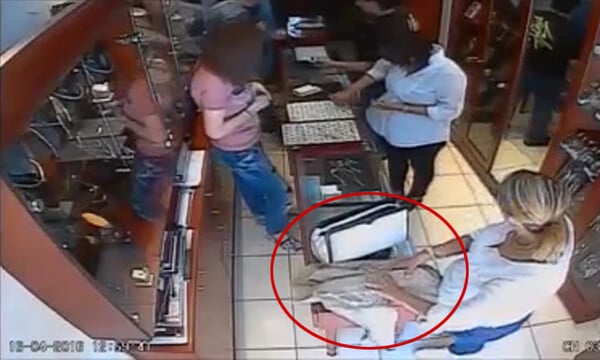 Κοσμηματοπώλες από τη Λάρισα δημοσιοποιήσαν βίντεο που καταγράφει πώς δύο γυναίκες τους έκλεψαν μπροστά στα μάτια τους