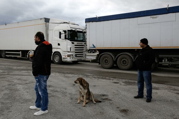 Οι Βούλγαροι οδηγοί κάνουν μπλόκο στα σύνορα ως αντίποινα για τους αγρότες