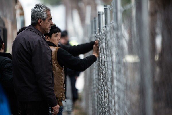 Xίος: Οι πρόσφυγες έριξαν το φράχτη και κατευθύνονται προς την πόλη