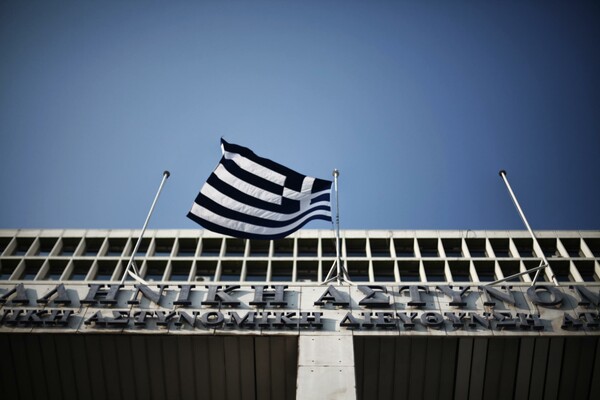 Αστυνομικοί διαμαρτύρονται έξω από τη ΓΑΔΑ