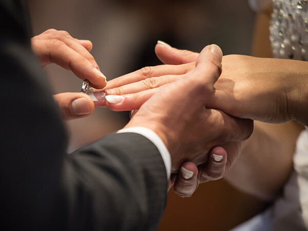 M. Bρετανία: Καλεσμένη σε γάμο δέχεται μέιλ με παρατηρήσεις από τη νύφη για το ύψος του δώρου της