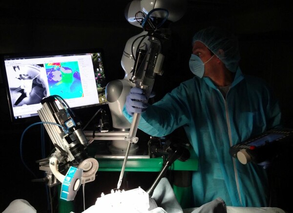 Για πρώτη φορά ένα αυτόνομο ρομπότ ολοκλήρωσε εγχείριση εντέρου καλύτερα και από έμπειρους χειρουργούς