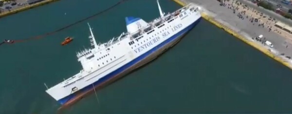 Drone κατέγραψε το μισοβυθισμένο πλοίο Παναγία της Τήνου στον Πειραιά