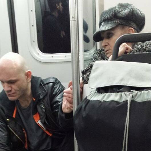 Αυτή η χειρονομία μιας γιαγιάς σε τρένο συγκινεί όλο τον κόσμο