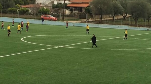 Θεσπρωτία: Γιαγιά περνάει μέσα από γήπεδο και διακόπτει αγώνα :)