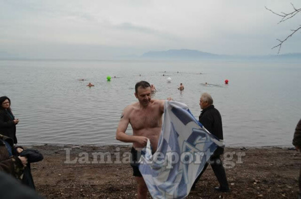 O Γκλέτσος βούτηξε με το μποξεράκι στη θάλασσα για να στείλει μήνυμα για όσους Έλληνες σώζουν πρόσφυγες