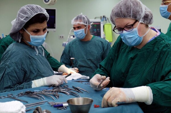 Η βρετανίδα βουλευτής που περνά τις διακοπές της στη Γάζα χειρουργώντας καρκινοπαθείς γυναίκες